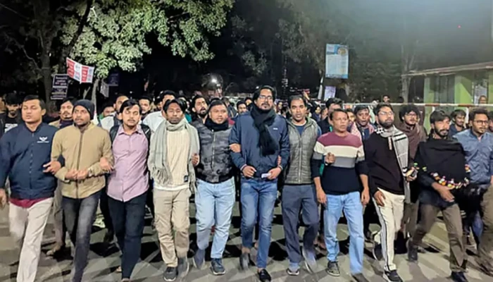 বুদ্ধিজীবী হত্যা নিয়ে সহ-উপাচার্যের বক্তব্যের প্রতিবাদে উত্তাল চবি