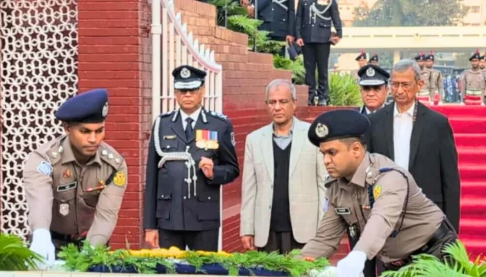 রাজারবাগ পুলিশ স্মৃতিস্তম্ভে স্বরাষ্ট্র উপদেষ্টা-আইজিপির শ্রদ্ধা