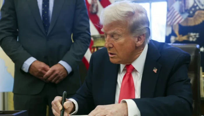 ফিলিস্তিনিসহ ৭ দেশের নাগরিকদের যুক্তরাষ্ট্রে প্রবেশে নিষেধাজ্ঞা