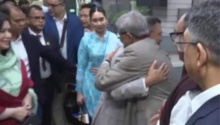 দলের নেতাদের সঙ্গে ঐতিহাসিক আলিঙ্গন তারেক রহমানের