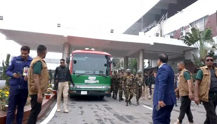 লাল-সবুজ বাসে ৩০০ ফিটে তারেক রহমান