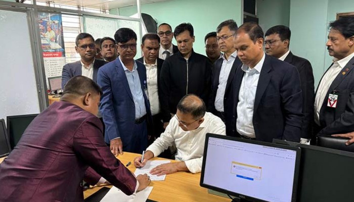 ভোটার হওয়ার কার্যক্রম শেষ করলেন তারেক রহমান