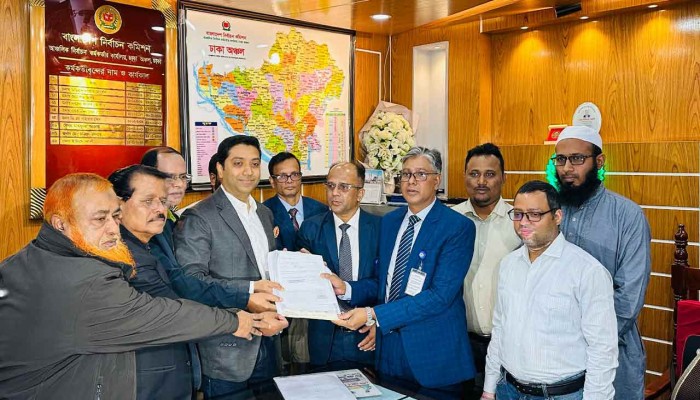 ঢাকা–১৩ আসনে ধানের শীষ প্রতীকে মনোনয়নপত্র দাখিল করলেন ববি হাজ্জাজ