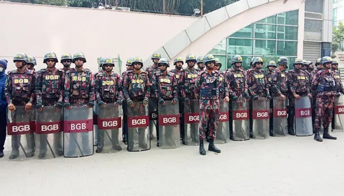 জিয়া উদ্যান এলাকায় জনসমাগম, আইনশৃঙ্খলা বাহিনীর কড়া নিরাপত্তা