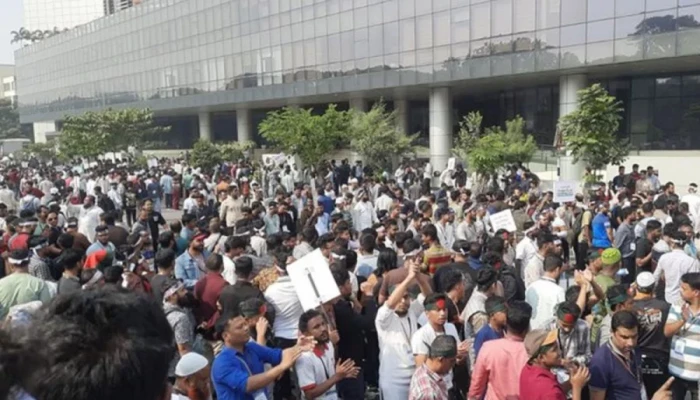 এনইআইআর চালুর প্রতিবাদে বিটিআরসি ভবনে হামলা-ভাঙচুর