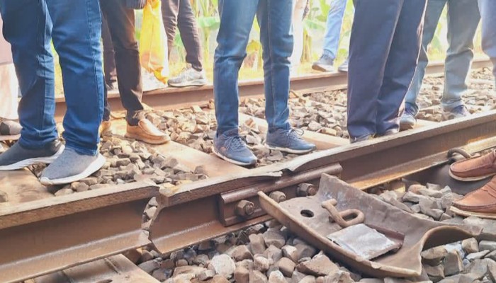 রেললাইন ভেঙে যাওয়ায় বিলম্বে ছাড়লো সিল্কসিটি এক্সপ্রেস ট্রেন