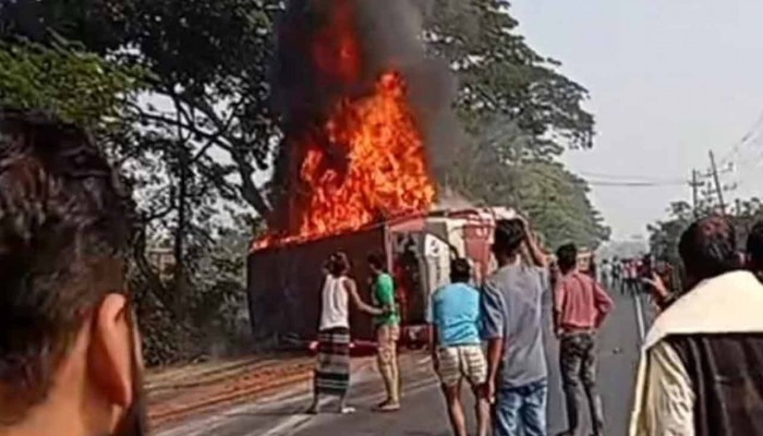 কুমিল্লায় বাস-অটোরিকশা-মোটরসাইকেলের ত্রিমুখী সংঘর্ষ, নিহত ৪