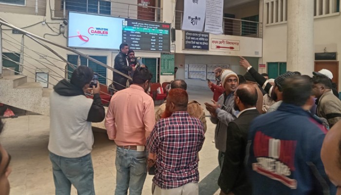 রাজশাহী রেলওয়ে স্টেশনে বেতন দাবিতে বিক্ষোভ সমাবেশ