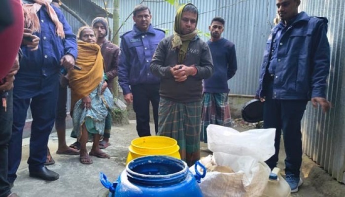বেড়ায় নকল দুধ তৈরির দায়ে কারখানা মালিকের এক বছরের কারাদণ্ড