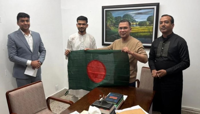 তারেক রহমানকে জুলাইয়ে উড়ানো সেই পতাকা উপহার দিলেন ছাত্রদলকর্মী মুত্তাকিন