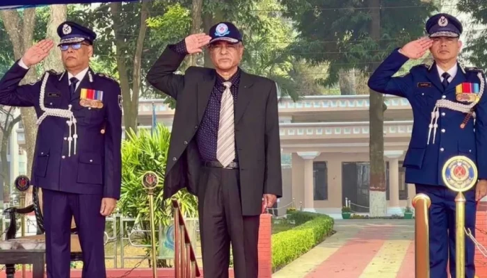 নির্বাচনকালে পুলিশের লুট হওয়া অস্ত্র ব্যবহার হবে না: স্বরাষ্ট্র উপদেষ্টা