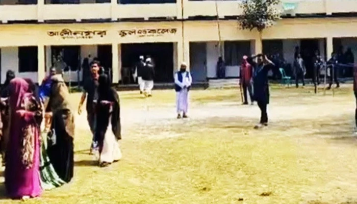 ভোলায় ককটেল বিস্ফোরণের পর ব্যালট ছিনিয়ে নেওয়ার চেষ্টা, ভোটগ্রহণ সাময়িক বন্ধ