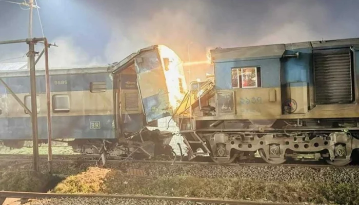 কুমিল্লায় মেঘনা এক্সপ্রেসের ইঞ্জিনের ধাক্কায় ট্রেনের বগি লাইনচ্যুত, আহত ৫