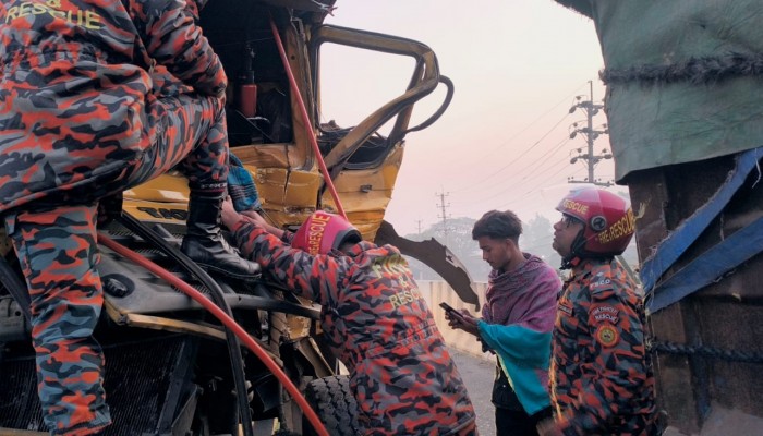 এক্সপ্রেসওয়েতে দুই ট্রাকের সংঘর্ষ, নিহত ১
