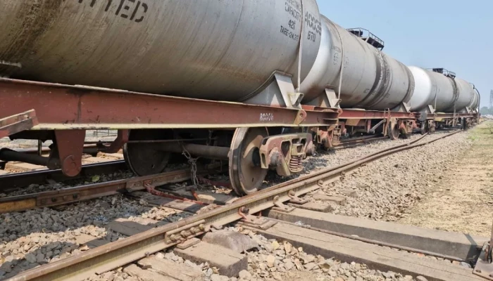 চাঁপাইনবাবগঞ্জে তেলবাহী ট্রেনের চারটি ওয়াগন লাইনচ্যুত, রেল যোগাযোগ বন্ধ