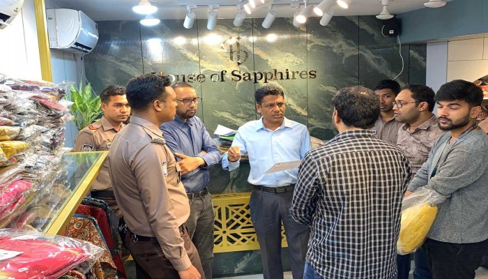 পাকিস্তানি পোশাকের নামে প্রতারণা, রাজশাহীতে এক শোরুমকে জরিমানা