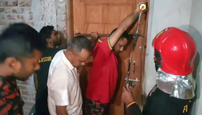 কলেজশিক্ষার্থীর ঘুম ভাঙাতে ডাকা হলো পুলিশ ও ফায়ার সার্ভিস