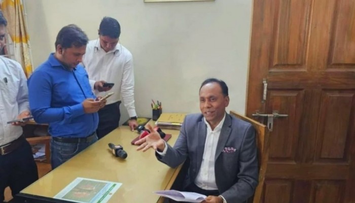 ভূমি প্রতিমন্ত্রী অফিসে গিয়ে দেখেন কর্মকর্তারা কেউ আসেননি