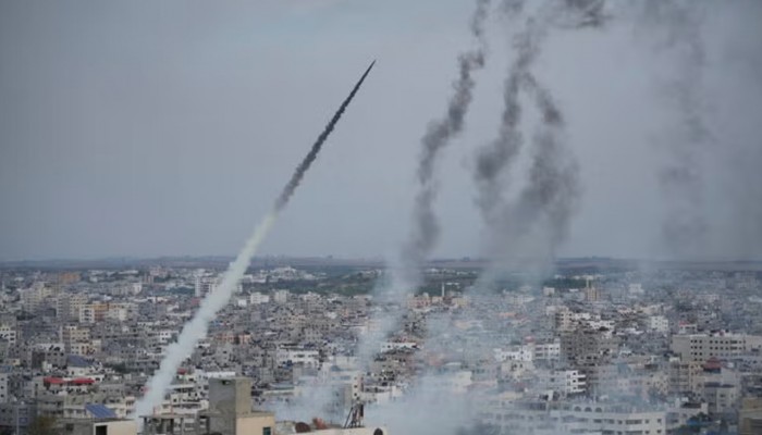 ভোরে ইসরায়েলকে নিশানা করে একের পর এক ক্ষেপণাস্ত্র ছুড়ল ইরান