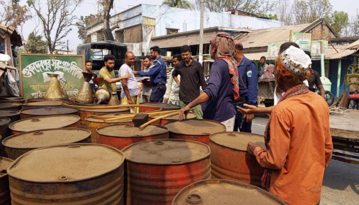 রাজশাহীর পুঠিয়ায় বাজার মনিটরিং: মেয়াদোত্তীর্ণ কীটনাশক রাখায় ব্যবসায়ীকে ৫০ হাজার টাকা জরিমানা