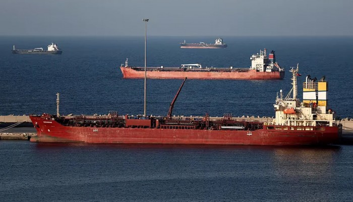হরমুজ প্রণালিতে মাইন বসাচ্ছে ইরান, নজিরবিহীন পরিণতির হুঁশিয়ারি ট্রাম্পের