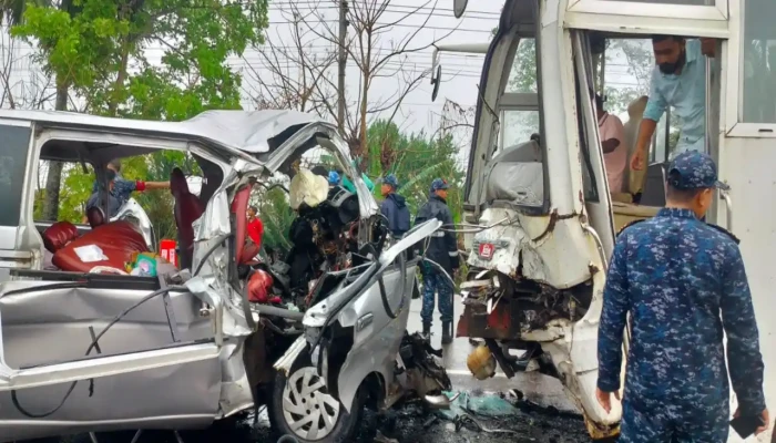 বাগেরহাটে বাস-মাইক্রোবাসের ভয়াবহ সংঘর্ষ, নিহত ১৩