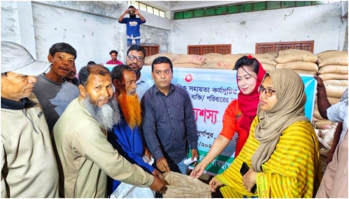 দুর্গাপুরে ঈদুল ফিতর উপলক্ষে পৌরসভার ৩০৮৫ পরিবার পেল বিনামূল্যে চাল