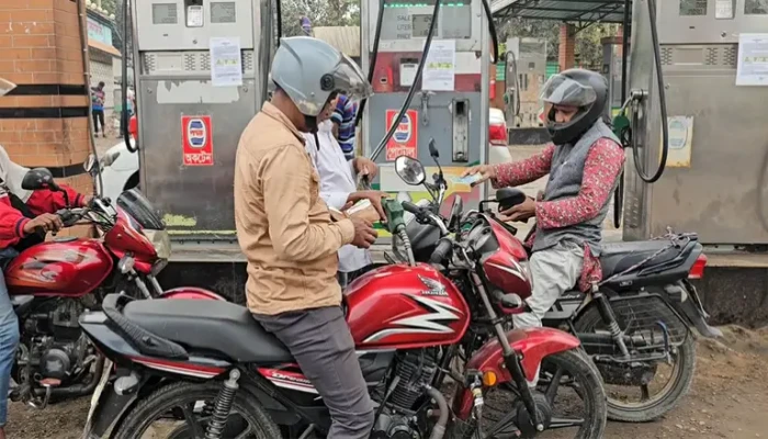 তেলের ঘাটতিতে রাজশাহীর বহু পেট্রোল পাম্প বন্ধ