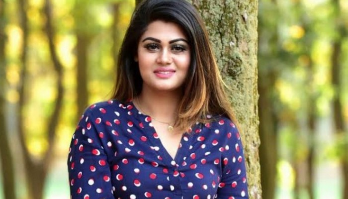 ঈদের কেনাকাটা করতে গিয়ে আইফোন চুরি হলো নায়িকার