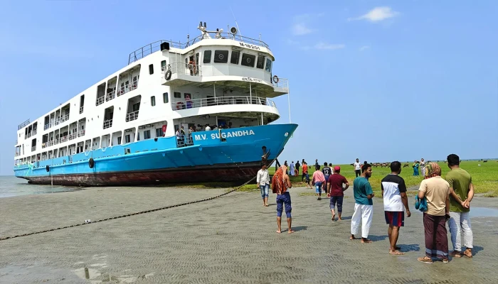ঝড়ের কবলে সুগন্ধা লঞ্চ, শতাধিক যাত্রী নিয়ে ১৫ ঘণ্টা চরে আটকা