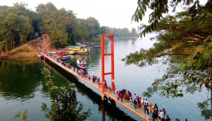 ঈদের ছুটিতে পর্যটকদের পদচারণায় মুখর রাঙ্গামাটি