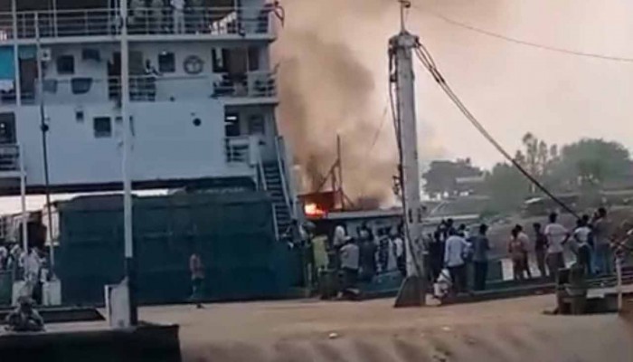 পাটুরিয়ায় ফেরিতে আগুন