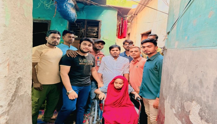 অসহায় বৃদ্ধার পাশে দাঁড়াল স্বেচ্ছাসেবীরা, উপহার দিল হুইলচেয়ার