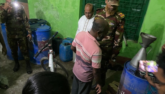 ব্যবসায়ীর বাসা থেকে দুই হাজার লিটার জ্বালানি তেল জব্দ