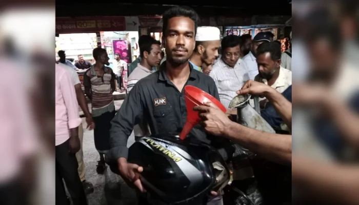 পেট্রোল পাম্পে তেল নিতে মোটরসাইকেলের ট্যাংক খুলে হাজির চালক