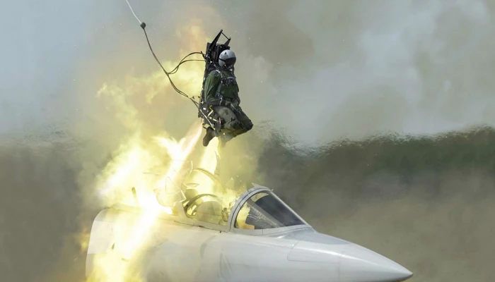 ইরানের হামলায় টিকতে না পেরে সাগরে ঝাঁপ মার্কিন পাইলটের