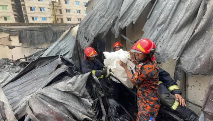 কদমতলীর গ্যাসলাইটার কারখানায় আগুনে ৪ মরদেহ উদ্ধার