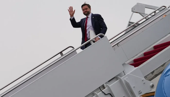 সমঝোতা ছাড়াই পাকিস্তান ছাড়ছেন মার্কিন ভাইস প্রেসিডেন্ট