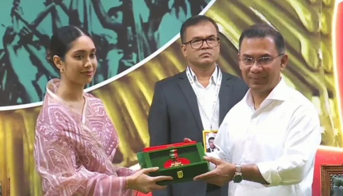 খালেদা জিয়ার পক্ষে স্বাধীনতা পুরস্কার গ্রহণ করলেন নাতনি জাইমা রহমান