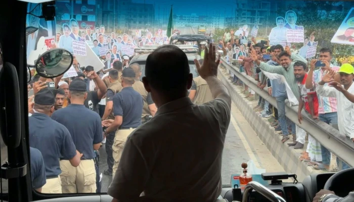 বগুড়ার পথে প্রধানমন্ত্রী