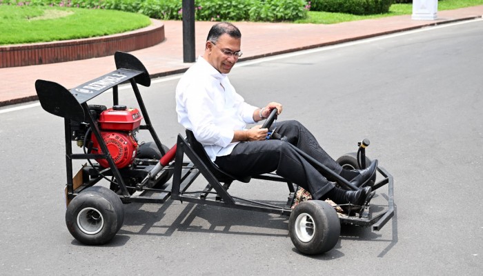 কলেজ শিক্ষার্থী রিজওয়ানের তৈরি গো-কার্ট চালালেন প্রধানমন্ত্রী