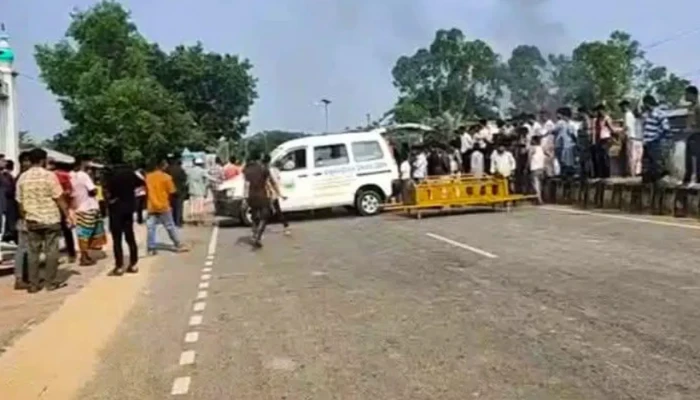 লাশ নিয়ে সড়ক অবরোধ