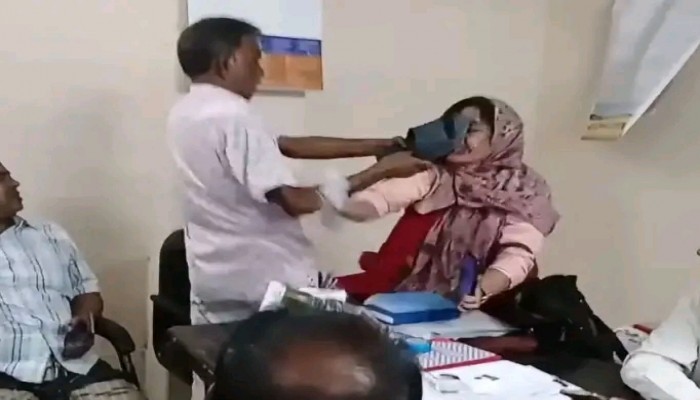 রাজশাহী দুর্গাপুরে বিএনপি নেতার সঙ্গে মারামারি করা সেই কলেজ শিক্ষিকা সাময়িক বরখাস্ত