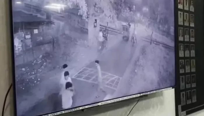 রাবিতে প্রকাশ্যে ধূমপান করতে নিষেধ করায় সিনিয়রের ওপর হামলা