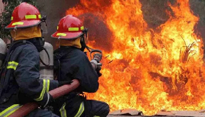 বাংলাবাজারে বইয়ের দোকানে আগুন