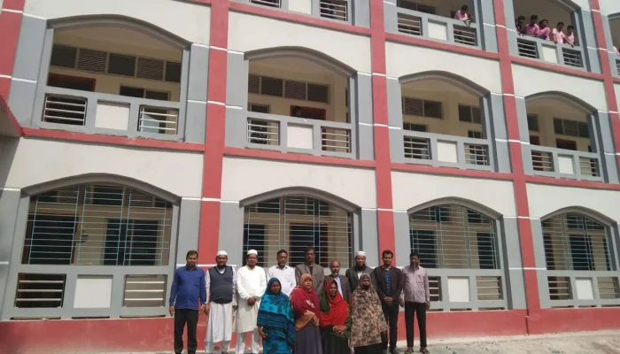 স্কুলে বজ্রপাতে শিক্ষকসহ আহত ১৬