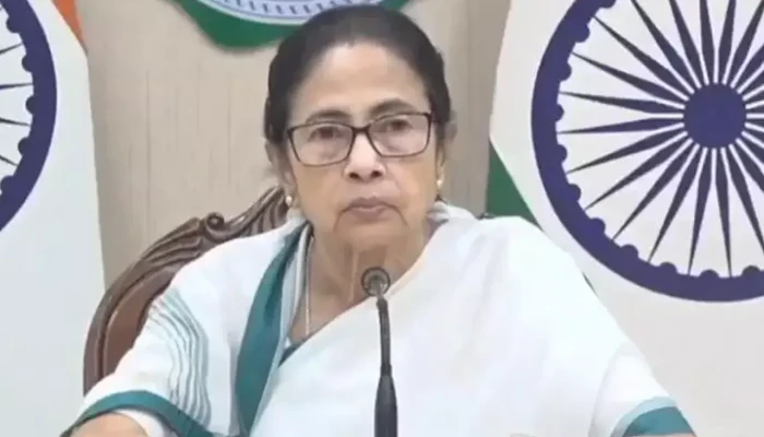 নজিরবিহীন সাংবিধানিক সংকটে পশ্চিমবঙ্গ, কী করবেন মমতা?