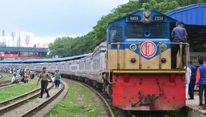 ঈদযাত্রার দ্বিতীয় দিনের টিকিট বিক্রি হচ্ছে আজ