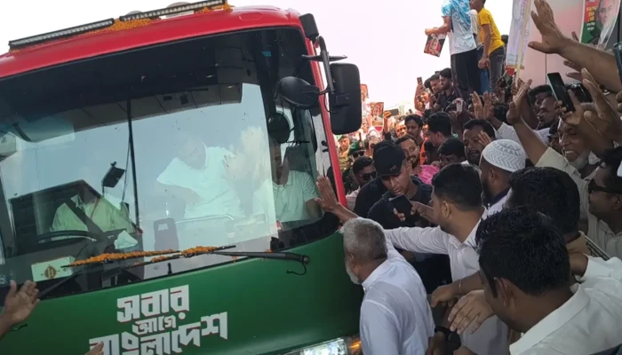 প্রধানমন্ত্রীকে বরণে মহাসড়কের দুই পাশে হাজারো নেতাকর্মী