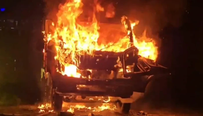 লাশের খাটিয়ায় ধাক্কা, পিকআপে আগুন
